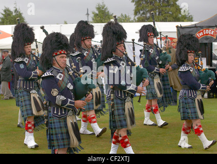 Un tubo di marching band effettuando al Lonach Raccolta e Giochi delle Highland, (fatturati come 'Äö√Ñ√≤ scozzesi amichevoli Highland Ga Foto Stock