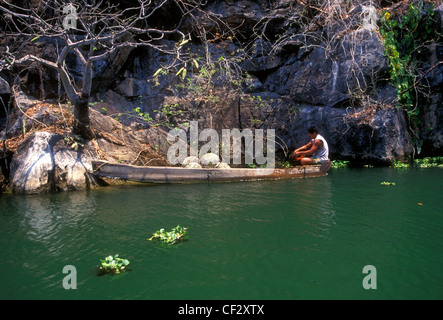 1, uno, uomo messicano, pescatore, pesca con trappola di pesce, pesca, canoa fiume Papagayo, Fiume Papagayo, vicino a Puente Viejo, Guerrero Membro, Messico Foto Stock