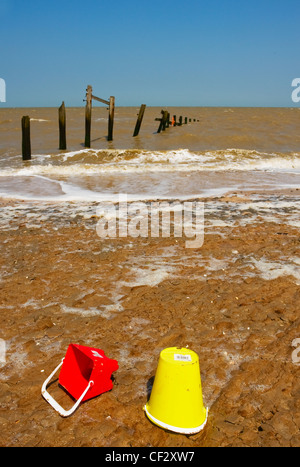 Secchielli in plastica sulla spiaggia Leysdown sull'Isle of Sheppey. Foto Stock