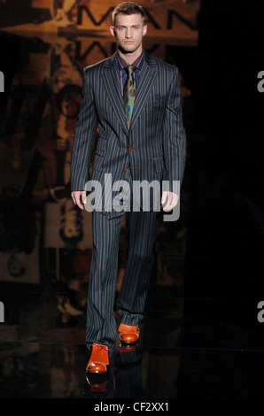 Vivienne Westwood Milano Menswear pronto a indossare in autunno e inverno Striped tuta e scarpe in pelle Foto Stock