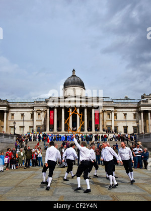 Monaco Seaton Morris uomini ballare al Westminster Giorno della danza in Trafalgar Square. Foto Stock