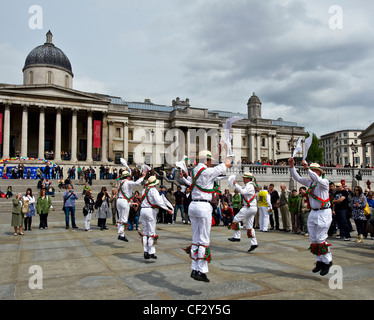 Dolphin Morris uomini ballare al Westminster Giorno della danza in Trafalgar Square. Foto Stock