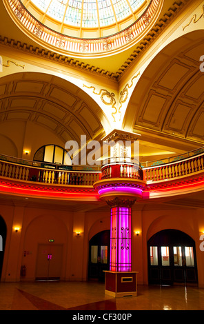 Il foyer del Kursaal a Southend-on-Sea. Il Kursaal è stata costruita agli inizi del XX secolo ed era uno del Regno Unito. Foto Stock