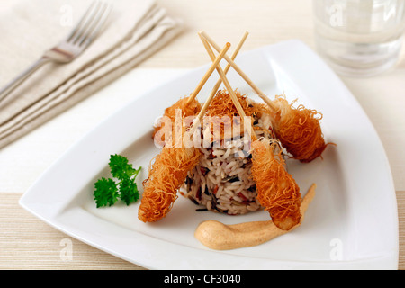 Boreale brochettes con spaghetti cinesi. Ricetta disponibile. Foto Stock