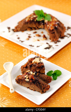 Budino di cioccolato con pinoli. Ricetta disponibile. Foto Stock