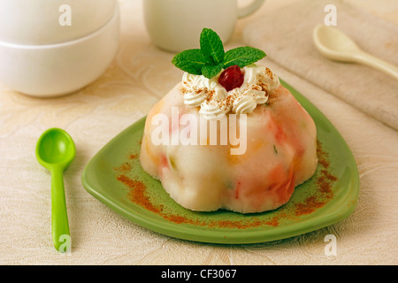 Gelato allo yogurt con frutta. Ricetta disponibile. Foto Stock