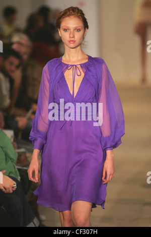 Elspeth Gibson Londra pronto a indossare S S viola abito in chiffon con Tie collo e puffy manicotti Foto Stock