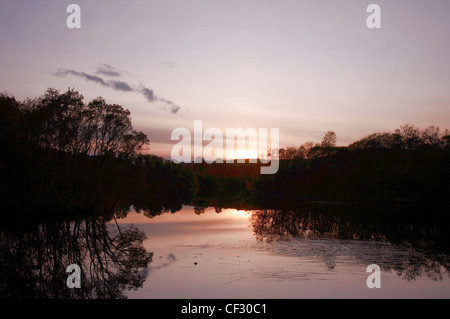 Tramonto sul Loch Kinord in Aberdeenshire. Foto Stock