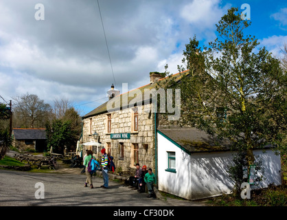 I turisti al di fuori del Lamorna Wink public house in Lamorna Valley. Foto Stock