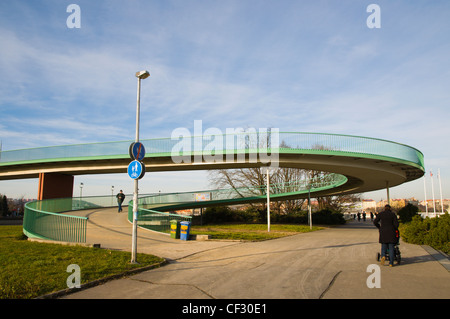 Passerella Pedonale oltre 5 Kvetna street quartiere Nusle Praga Repubblica Ceca Europa Foto Stock