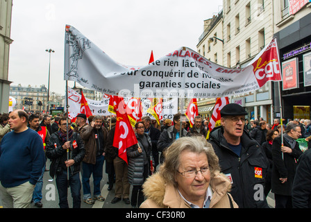 Parigi, Francia, fronte della folla numerosa, marcia nell'austerità economica antieuropea misure comuniste dimostrazione, da parte dei sindacati di sinistra, e partito politico, proteste di bilancio, Holding Foto Stock