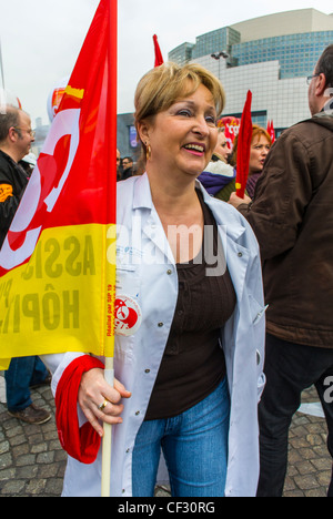 Parigi, Francia, infermiera donna marcia in misure antieuropee di austerità economica dimostrazione, da parte dei sindacati di sinistra, e partito politico, protesta CGT, manifestazione comunista Foto Stock