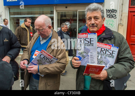 Parigi, Francia, anziani, uomini che vendono riviste sindacali in misure anti-europee di austerità economica comunisti dimostrazione, da parte dei sindacati di sinistra, e partito politico, proteste di bilancio, « Humanité" Foto Stock