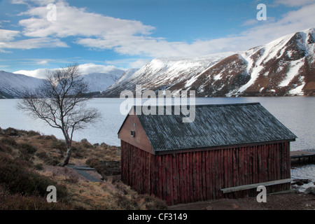 Il Boathouse sul Loch Muick nel Parco Nazionale di Cairngorms. Foto Stock