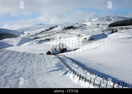 Una coperta di neve strada in Cabrach. Foto Stock