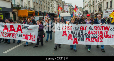 Parigi, Francia, grande folla di persone che marciano in misure antieuropee di austerità economica dimostrazione comunista , da sindacati di sinistra, e partito politico, "AAA Credit rating" manifestanti striscioni, proteste CGT, fronte Foto Stock