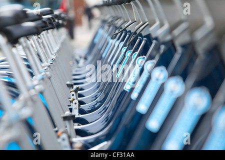 Una vista di una fila di Barclays Cycle regime noleggio biciclette presso la loro stazione docking Foto Stock