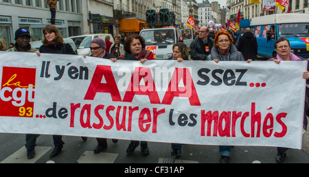 Parigi, Francia, Media folla gente che marciano in misure antieuropee di austerità economica dimostrazione, proteste laburiste da parte dei sindacati laburisti di sinistra, e Partito politico, "basta con l'austerità" protesta CGT proteste AAA, donne in marcia, manifestanti, comunisti che manifestano Foto Stock