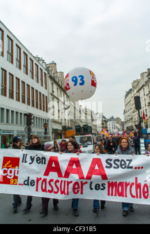 Parigi, Francia, grande folla di persone che marciano in misure antieuropee di austerità economica comunisti dimostrazione, da parte dei sindacati di sinistra, e partito politico, "basta austerità" CGT Banner, proteste di bilancio Foto Stock