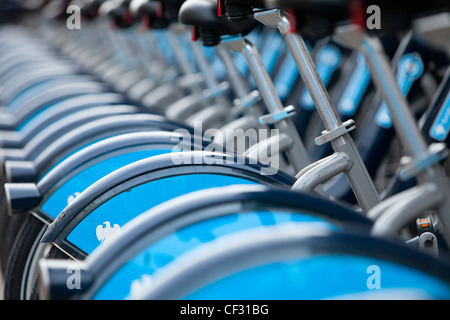 Una vista di una fila di Barclays Cycle regime noleggio biciclette presso la loro stazione docking Foto Stock