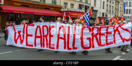 Parigi, Francia, Giovani Marching in Anti-European economica misure di austerità dimostrazione, da sinistra Sindacati e partito politico, con banner di protesta, "siamo tutti greci" Foto Stock