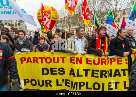 Parigi, Francia, grande folla di persone, fronte, leader sindacali CGT che marciano in misure antieuropee di austerità economica comunisti dimostrazione, da parte dei sindacati di sinistra, e partito politico, proteste di bilancio Foto Stock