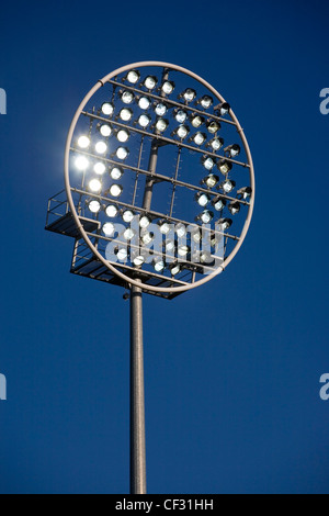 Nuovi proiettori a Trent Bridge, casa del Nottinghamshire County Cricket Club. Foto Stock