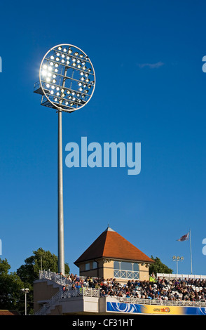 Nuovi proiettori a Trent Bridge, casa del Nottinghamshire County Cricket Club. Foto Stock