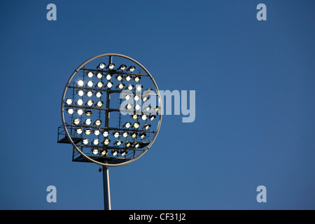 Nuovi proiettori a Trent Bridge, casa del Nottinghamshire County Cricket Club. Foto Stock