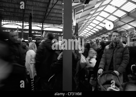 Dalla stazione Saint Lazare a Parigi, in un giorno di sciopero. Questo sono due immagini in una sola, una soluzione visiva per migliorare la prospettiva Foto Stock