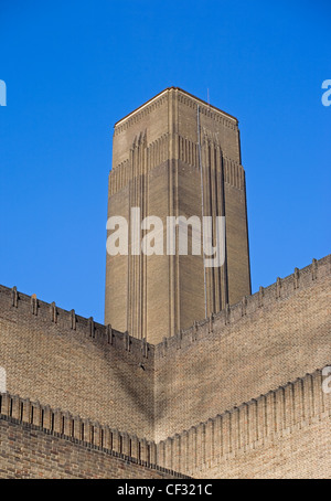 Il camino della originaria Stazione Elettrica di Bankside ora home alla Tate Modern che case internazionali di arte moderna e contemporanea di un Foto Stock