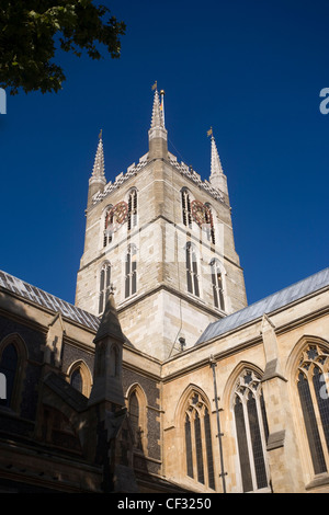 Cattedrale di Southwark o la Cattedrale e la Chiesa Collegiata di San Salvatore e St Mary Overie sulla riva sud del fiume Thame Foto Stock