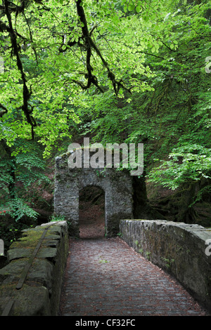 Un ponte in pietra risalente al 1770 presso l'Eremo (l'Eremo di piacere terreno), una follia creata dai duchi di Atholl nel Foto Stock