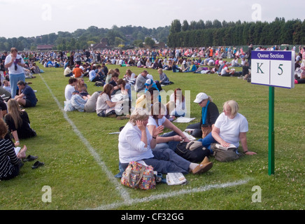 La gente in coda per il torneo di Wimbledon Tennis campionati di Wimbledon Park. Foto Stock