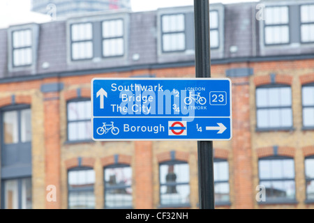 Una vista di un segno posto a dare indicazioni a Southwark Bridge e la città e di Borough stazione della metropolitana Foto Stock