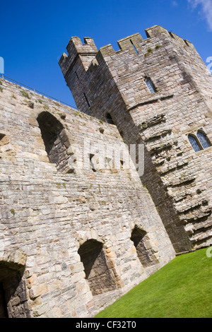 Caernarfon Castle, costruito da Edward l nel 1283 come una roccaforte militare e anche una sede del Governo e Palazzo reale. Foto Stock