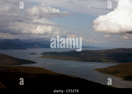 Il Storr e Raasay, con il vertice di Dun Caan visibile da Beinn na Caillich Broadford Isola di Skye in Scozia Foto Stock