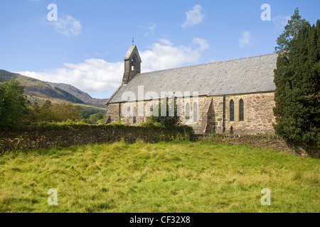 La duecentesca chiesa di Santa Maria a Beddgelert nel Parco Nazionale di Snowdonia. Foto Stock