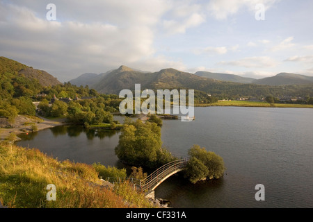 Il lago di Padarn (Llyn Padarn) guardando verso il Monte Snowdon, nel Parco Nazionale di Snowdonia. Foto Stock