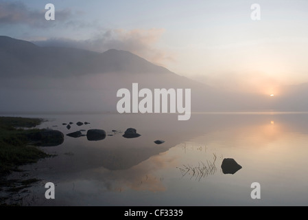 Early Morning mist oltre il lago di Bassenthwaite nel distretto del lago. Foto Stock