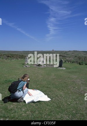 Uomini un Tol Cornwall antico granito in piedi pietre due escursionisti che controllano mappa stagno miniera rovina lontano Madron Morvah Cornwall Inghilterra Regno Unito con spazio copia Foto Stock