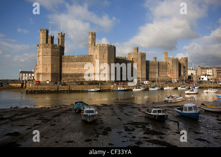 Caernarfon Castle presso la foce del fiume Seiont. Il castello fu iniziata nel 1283 da Edward l come una roccaforte militare, sede del g Foto Stock