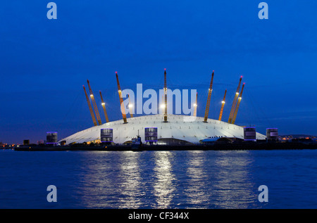 L'O2, un grande luogo di divertimento sulla penisola di Greenwich che ospita l'arena O2, costruito entro il primo millennio Dom Foto Stock