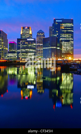 Le luci da grattacieli di Canary Wharf riflessa nel bacino di Blackwall di notte. Foto Stock