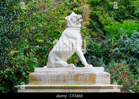 Una statua replica di uno dei cani di Alcibiades presso l'ingresso principale al Victoria Park nella East End di Londra. Foto Stock