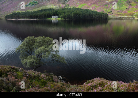 Glas-allt Shiel, una casa sulle rive di Loch Muick nel Parco Nazionale di Cairngorms. Foto Stock