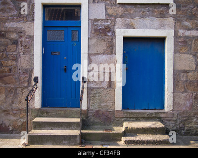 Porte blu e passaggi, Cellardyke, Fife Foto Stock