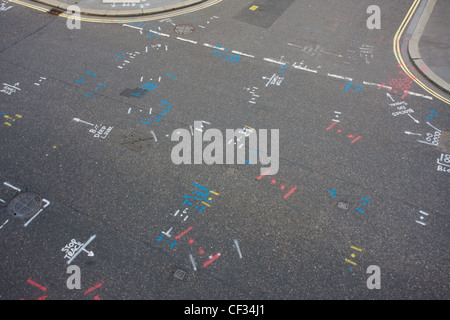 Preparazione per lavori stradali in una strada di Londra. Foto Stock