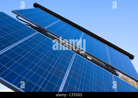 Primo piano del pannello solare fotovoltaico schiera contro il cielo blu Foto Stock