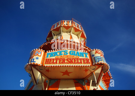 Prezzo gigante Helterskelter giro sul molo di Bournemouth. Foto Stock